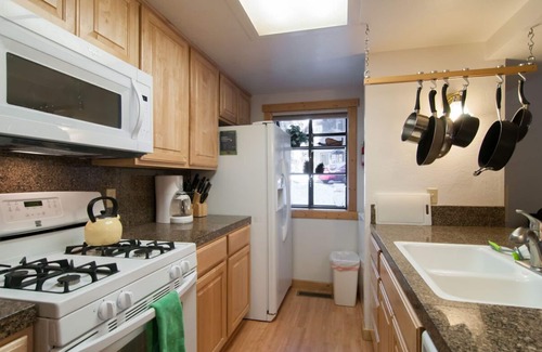 Lake Forest Condo | GREAT reviews & great value! Lake Forest Glen w/HOA pools, hot tub, walk to beach