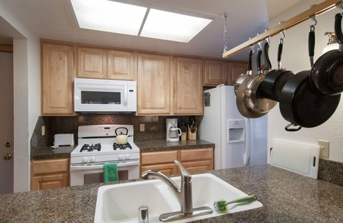 Lake Forest Condo | GREAT reviews & great value! Lake Forest Glen w/HOA pools, hot tub, walk to beach