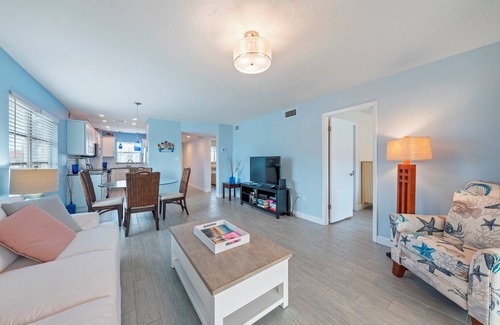 Siesta Key Condo | Great Siesta Key Location! Short Walk to the Beach, Shopping & Dining and more! VH302B