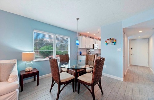 Siesta Key Condo | Great Siesta Key Location! Short Walk to the Beach, Shopping & Dining and more! VH302B
