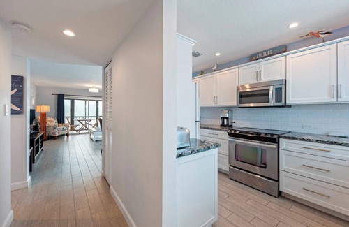 Siesta Key Condo | Great Siesta Key Location! Short Walk to the Beach, Shopping & Dining and more! VH302B