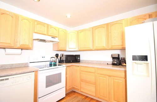 Montrose House | Great southside location, 2 mins to Bridges, fenced back yard, 2 car garage, AC!