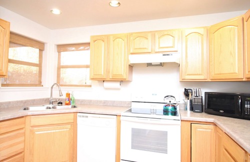 Montrose House | Great southside location, 2 mins to Bridges, fenced back yard, 2 car garage, AC!