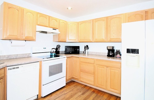 Montrose House | Great southside location, 2 mins to Bridges, fenced back yard, 2 car garage, AC!