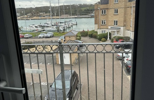 East Cowes Apartment | Great, Spacious Apartment With Sea-view, Balcony Only few Minutes Walk to Marina