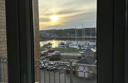 East Cowes Apartment | Great, Spacious Apartment With Sea-view, Balcony Only few Minutes Walk to Marina