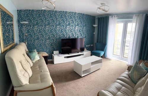 East Cowes Apartment | Great, Spacious Apartment With Sea-view, Balcony Only few Minutes Walk to Marina