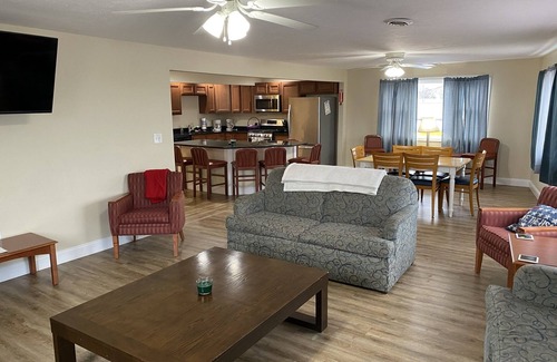 Geneva-on-the-Lake House | Great Strip Location | Lake View | Pet Friendly | A/C | Sauna| Wine Country|WiFi