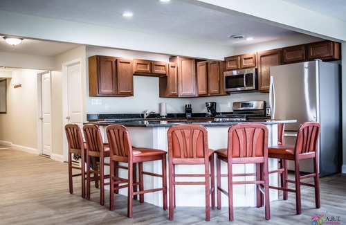 Geneva-on-the-Lake House | Great Strip Location | Lake View | Pet Friendly | A/C | Sauna| Wine Country|WiFi