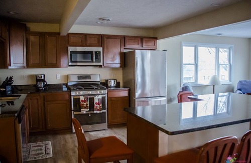 Geneva-on-the-Lake House | Great Strip Location | Lake View | Pet Friendly | A/C | Sauna| Wine Country|WiFi