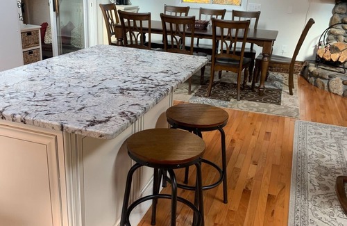 Bartlett House | Great Vacation Destination, 1 Mile To Storyland, Skiing, Golf, Hiking.