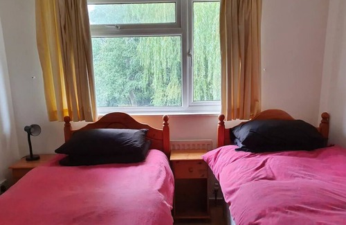 Cheltenham House | Great Value in West Cheltenham - Sleeps 5