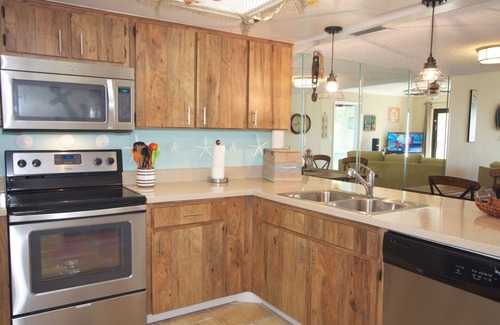 Madeira Beach Condo | Great Value & Location. Pool & Tickets to Attractions.