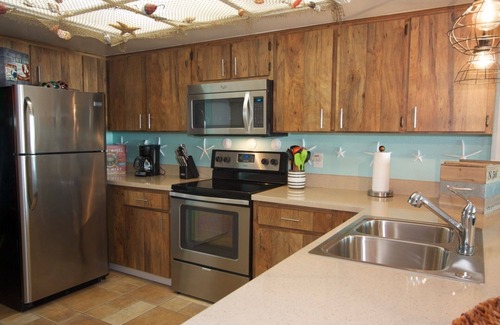 Madeira Beach Condo | Great Value & Location. Pool & Tickets to Attractions.