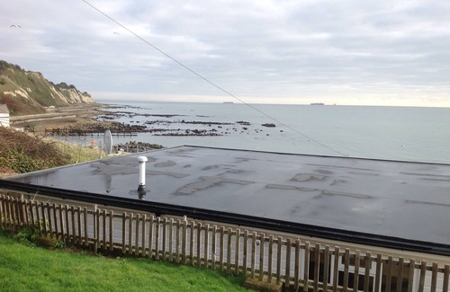 Ventnor Ski Chalet | GREAT VALUE VILLA WITH SUPERB SEA VIEW, DOG FRIENDLY, BEACH 10 MINS WALK