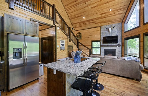 Broken Bow Cabin | Great Views, High Speed Internet, Hot Tub, Fireplace, Balcony, Sauna, Loft!