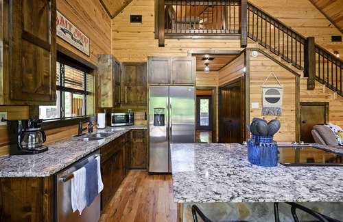 Broken Bow Cabin | Great Views, High Speed Internet, Hot Tub, Fireplace, Balcony, Sauna, Loft!