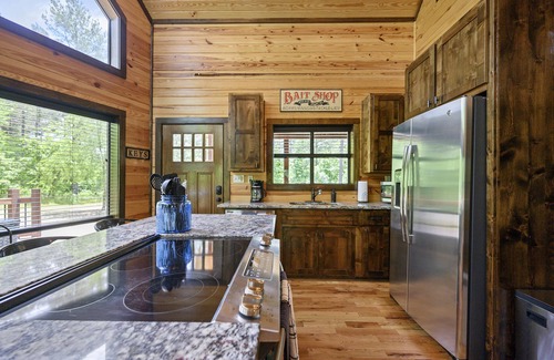 Broken Bow Cabin | Great Views, High Speed Internet, Hot Tub, Fireplace, Balcony, Sauna, Loft!