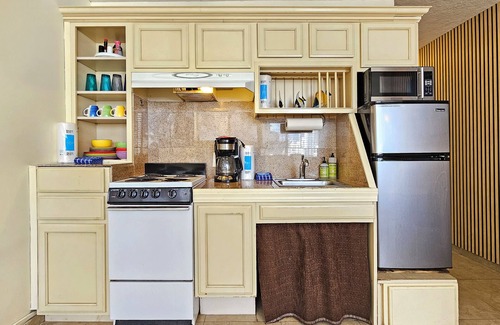Waikiki Apartment | Great Waikiki Studio, Just Steps to Waikiki Beach, Zoo WAIKIKI GRAND HOTEL® 801