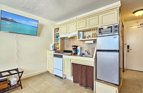 Waikiki Apartment | Great Waikiki Studio, Just Steps to Waikiki Beach, Zoo WAIKIKI GRAND HOTEL® 801