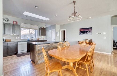 Bend House | Great West Side Location! Hot Tub, Huge Living Area, 2 bdrm + Murphy Bed, EV Chg
