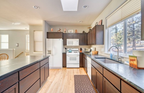 Bend House | Great West Side Location! Hot Tub, Huge Living Area, 2 bdrm + Murphy Bed, EV Chg