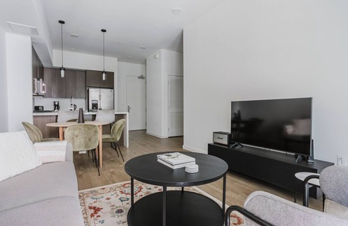 Warner Center Apartment | Great Woodland Hills 2BR w/Pool, Gym, Lounge & BBQ, by Blueground