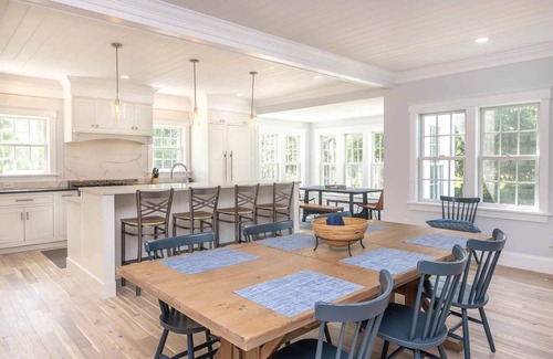 Vineyard Haven House | Greek Revival-Inspired In-Town Luxury Getaway