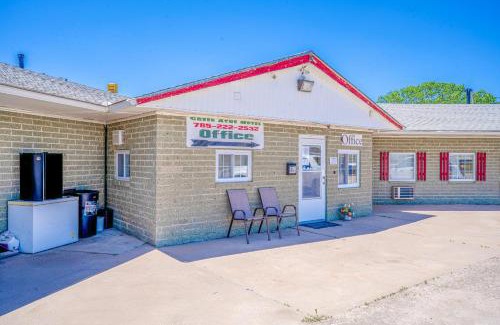La Crosse Hotel | Green Acre Motel by OYO Near Rush County Airport