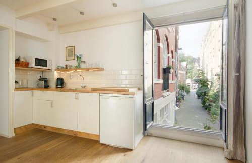 Burgwallen Nieuwe Zijde Apartment | Green Alley Studio