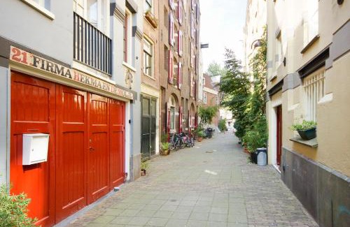Burgwallen Nieuwe Zijde Apartment | Green Alley Studio