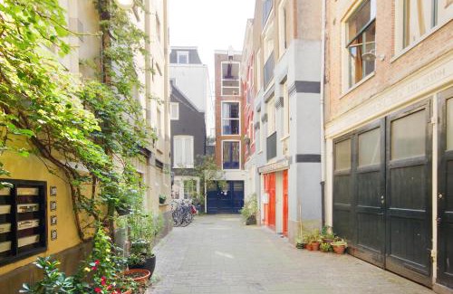Burgwallen Nieuwe Zijde Apartment | Green Alley Studio