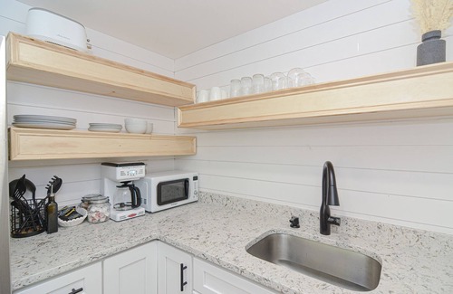 East Sandwich Cottage | Green Anchor Cottage - private hot tub getaway!