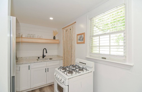 East Sandwich Cottage | Green Anchor Cottage - private hot tub getaway!