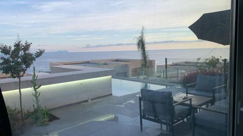 Jala House | Green Coast Apartment with Pool