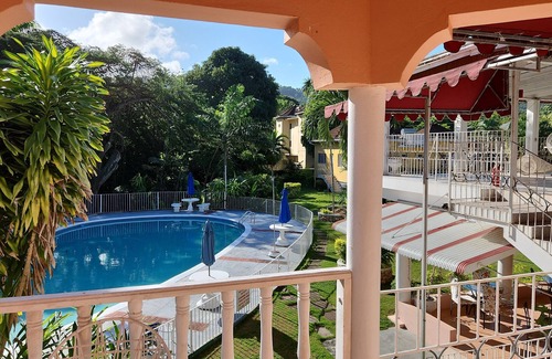 Runaway Bay Villa | Green Creek Oasis 5-bed, sleep 12, Villa with AC, WiFi, Pool and Beachn
