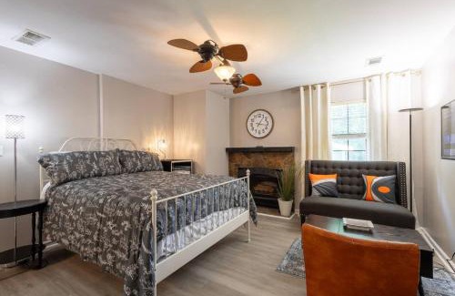 West End Apartment | Green Door Retreat Near Downtown