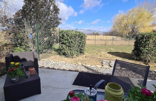 Trets Apartment | green feather studio with terrace overlooking the garden and view of Sainte Victoire