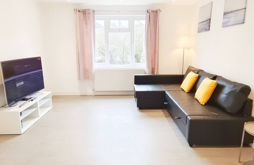 Hillingdon House | Green Garden in Northwood