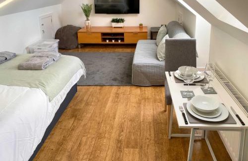 Fishponds Apartment | Green Glades Lovely Self Contained Apartment-Studio In Super South West Location By StayStaycations