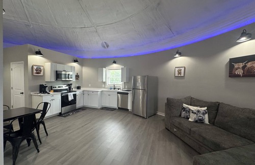 Naruna House | Green Grain Bin One Level Home