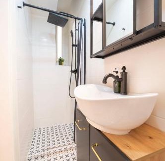 Krisztinavaros Apartment | Green Greguss Calm Chic w AC by M2 Metro