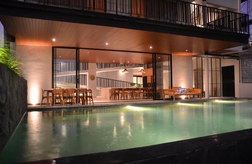 Bandung Villa | Green Hill Mountain City View Villa 8 bedrooms with a private heated swimming pool and a movie room