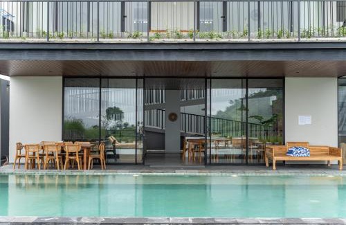 Bandung Villa | Green Hill Mountain City View Villa 8 bedrooms with a private heated swimming pool and a movie room