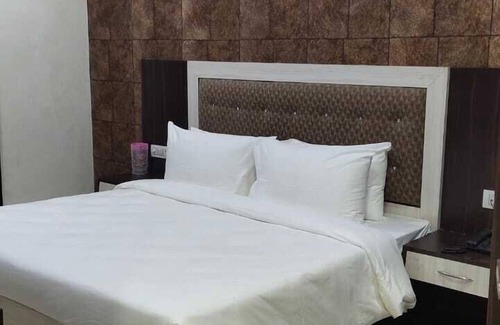 Jhansi Hotel | Green Leaf