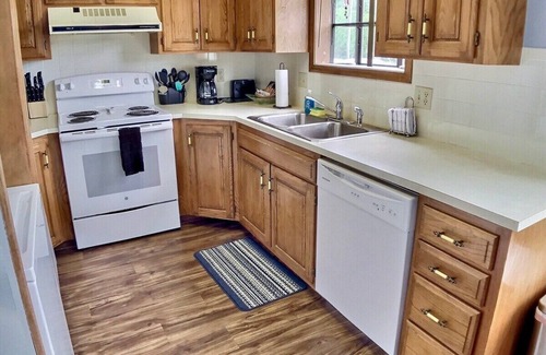 Holiday Island House | Green Meadow #1 Close to Lake Access, Marina, Golf