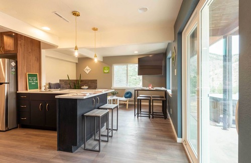 Green Mountain Falls Apartment | Green Mountain Falls Apt w/Mountain View, Hot Tub
