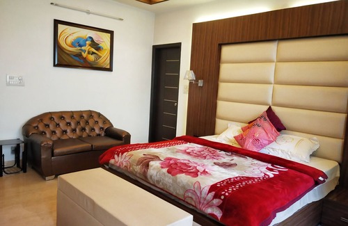Gurugram Bed & Breakfast | Green Nest - Private Garden with Your Room
