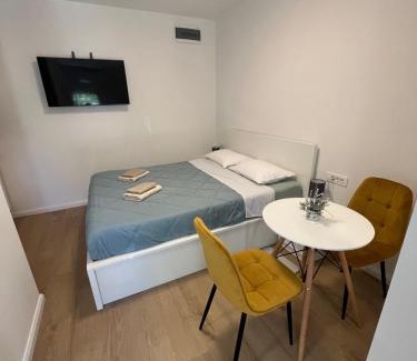 Diklo Apartment | Green oasis for Two, 30 meters from sea