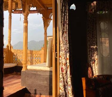 Dal Lake Boat Rental | Green Paradise Houseboat - Centrally Heated